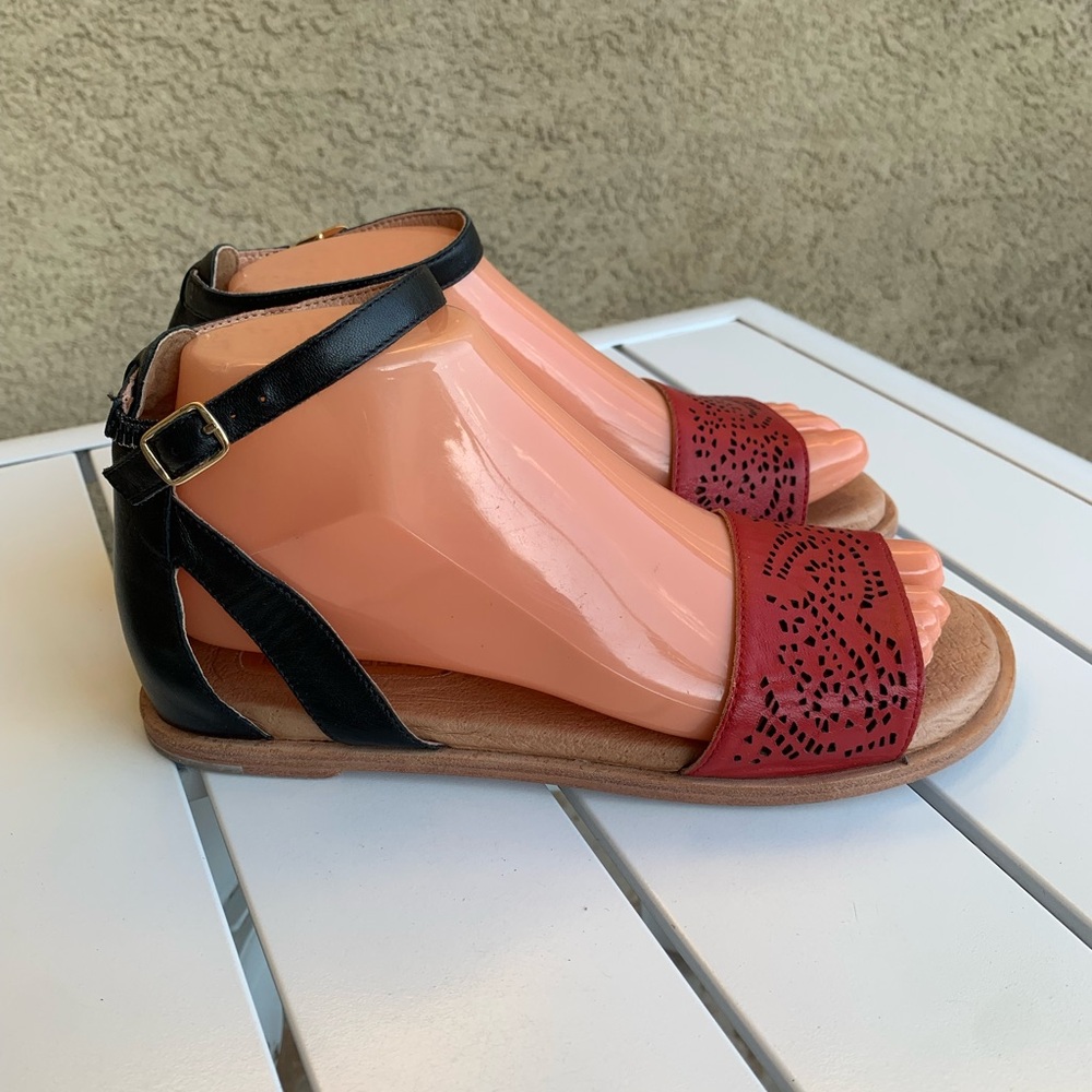 Gee WaWa black and perforated red leather sandals size 7